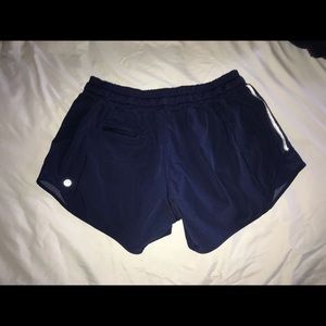 lululemon hotty hot shorts 2.5”